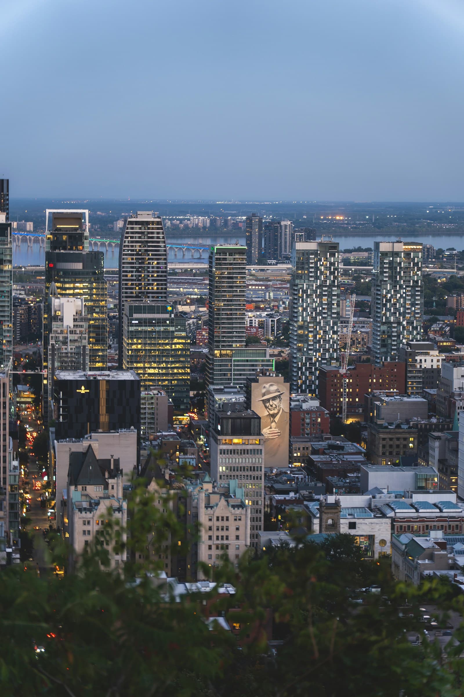 Le centre-ville de Montréal au crépuscule, vu du mont Royal